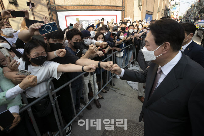 [포토]대구 시민들과 주먹인사 나누는 윤석열 당선인