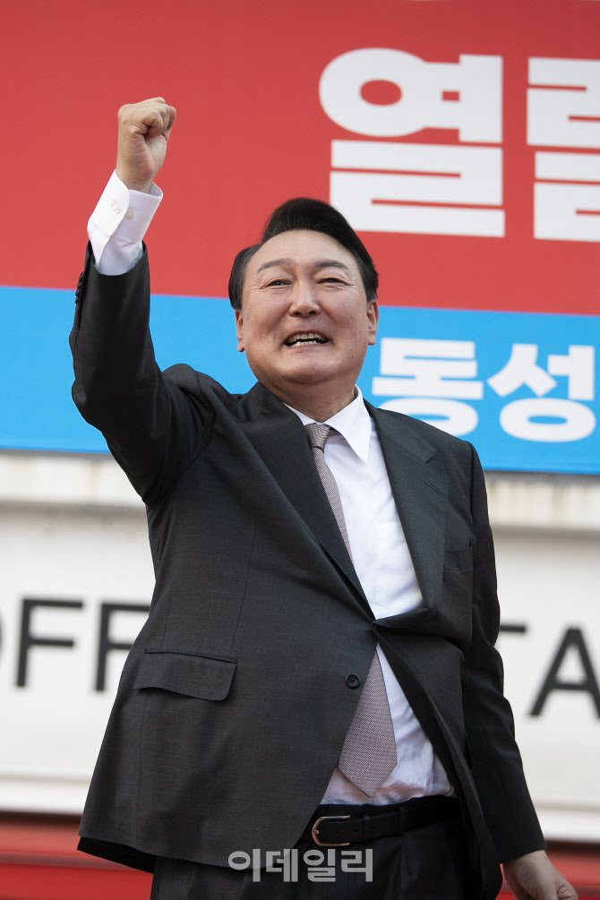 [포토]윤석열 당선인, 동성로에서 어퍼컷 세레모니