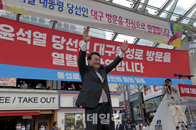 [포토]동성로에서 인사하는 윤석열 당선인