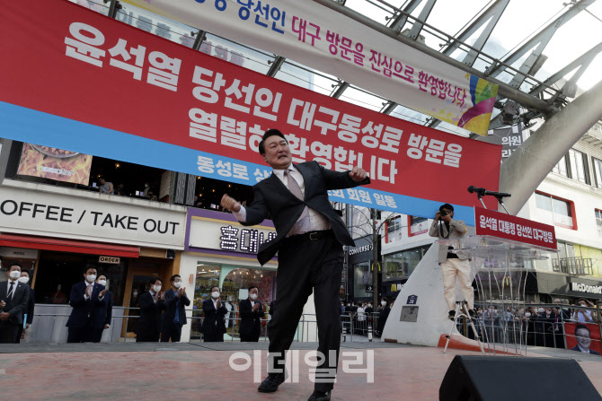 [포토]윤석열 당선인, 어퍼컷 세레모니