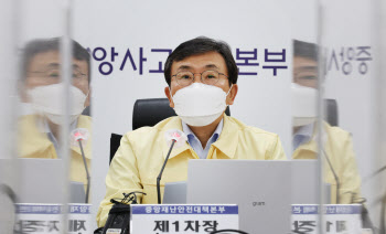 정부 "고령층 4차 접종 계획 오늘, 거리두기 조정 금요일 발표"