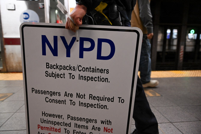 출근길 뉴욕 지하철서 총격테러…방독면 쓰고 연막탄 던져