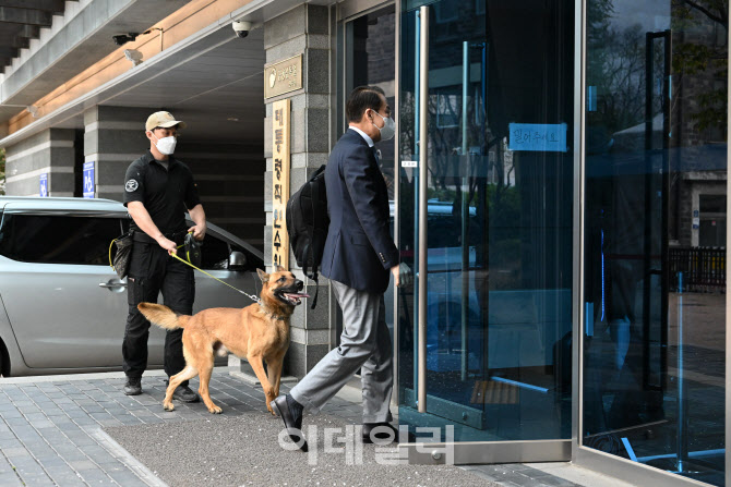 [포토]인수위 들어서는 권영세