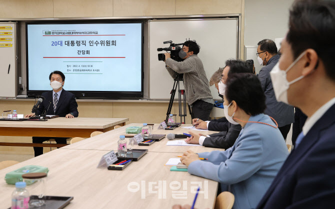 [포토]안철수, 방역당국 ‘야외 마스크 의무 해제’ 논의에 “속도 조절 해야”