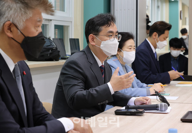 [포토]'방역대책 관련 학교 현장 간담회'에서 발언하는 윤영덕 코로나특위 위원