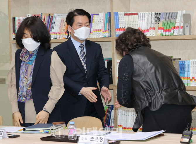 [포토]홍대사대부속여고 찾은 안철수 위원장