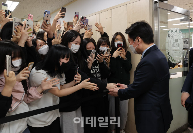 [포토]홍대사대부속여고 학생들과 인사 나누는 안철수 위원장