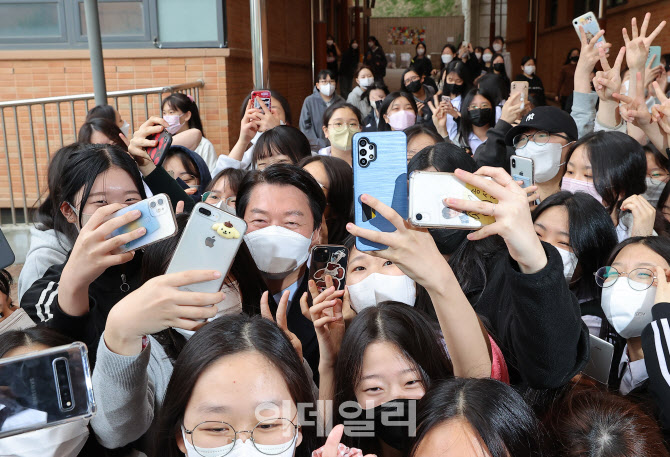 [포토]여고생들과 기념촬영하는 안철수 인수위원장