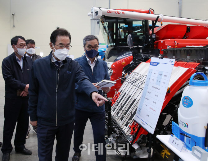 [포토] 영농자재 수급 점검하는 이성희 농협회장