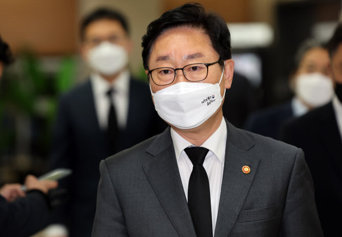 박범계 “한동훈, 文정부 법무부 전면 부정 안했으면”