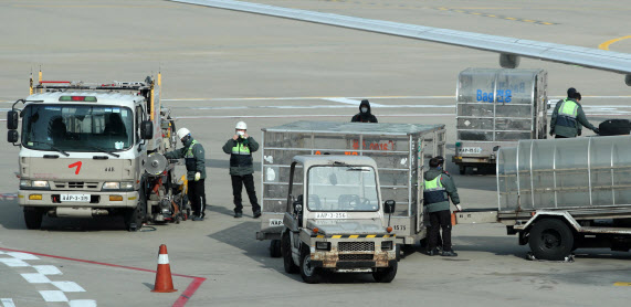 항공 지상직 10명 중 3명 짐 쌌다…운항 정상화 '비상'