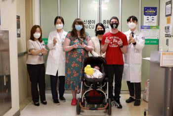 미 8군 ‘무뇌수두증과 복합기형 태아’ 무사 출산 ‘가족 품으로’