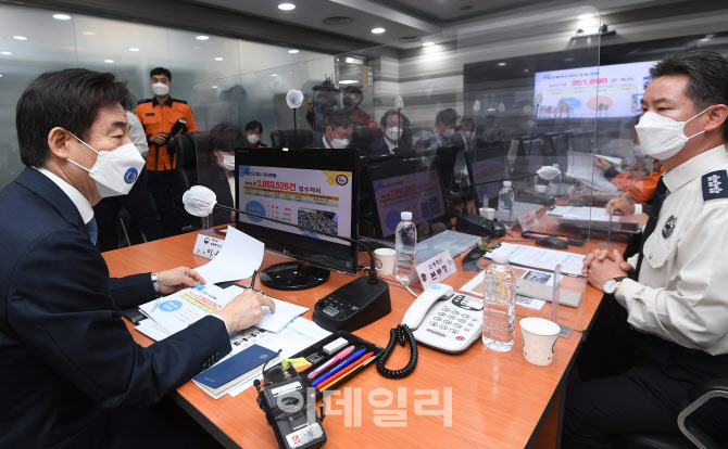 [포토]애로사항 청취하는 이용호 인수위 정부사법행정분과 간사