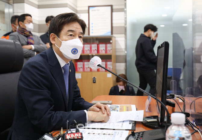 [포토]서울종합방재센터 업무보고받는 이용호 인수위 정부사법행정분과 간사