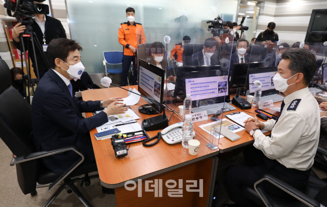 [포토]서울종합방재센터 업무보고받는 이용호 인수위 간사