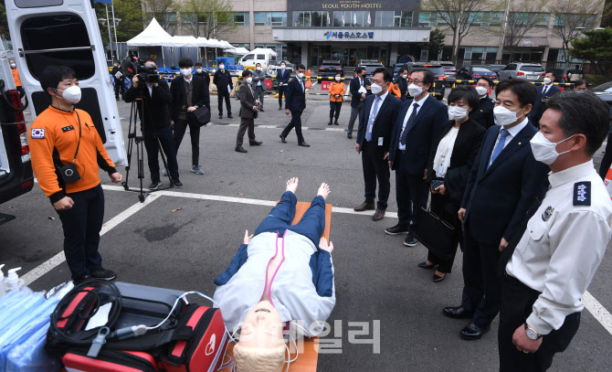 [포토]구급장비 시연 참관하는 인수위