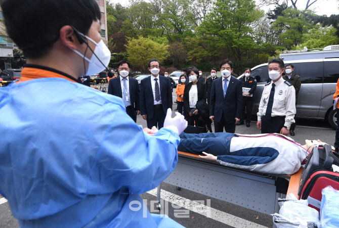 [포토]구급장비 시연 참관하는 인수위원들