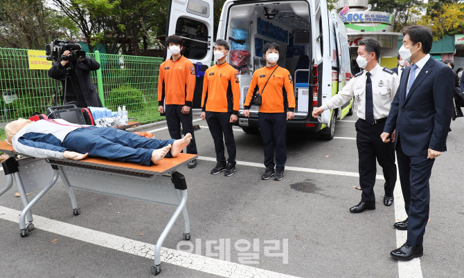 [포토]구급장비 시연 참관하는 이용호 대통령직 인수위원회 정무사법행정분과 간사