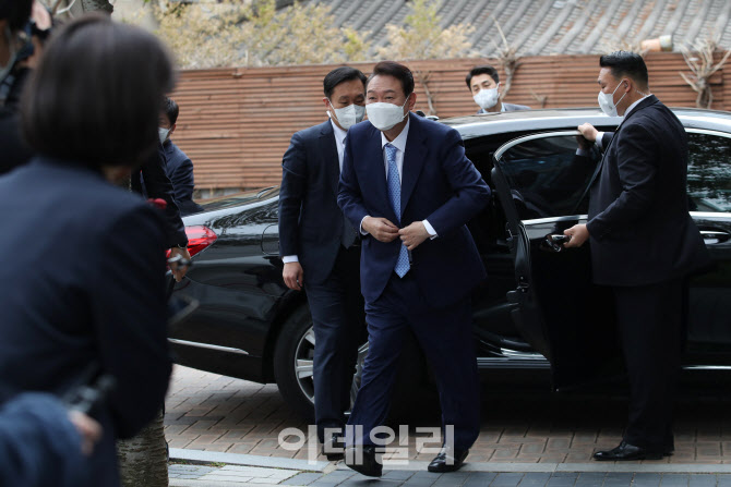 [포토]옷깃 여미는 윤석열 대통령 당선인