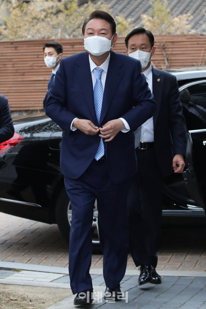 [포토]옷깃 여미는 윤석열 당선인