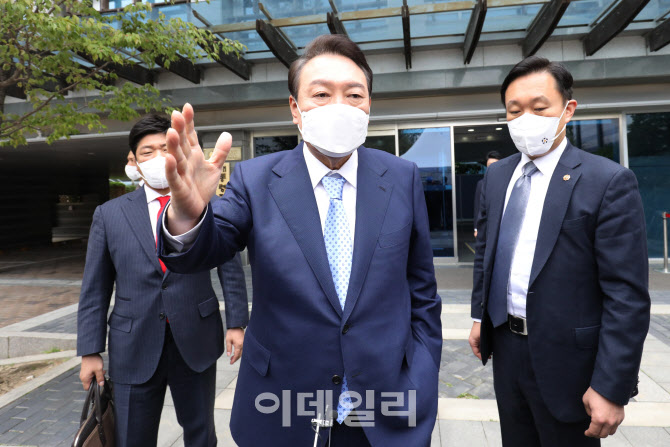 [포토]추가 인선 발표 위해 인수위 들어서는 윤석열 당선인