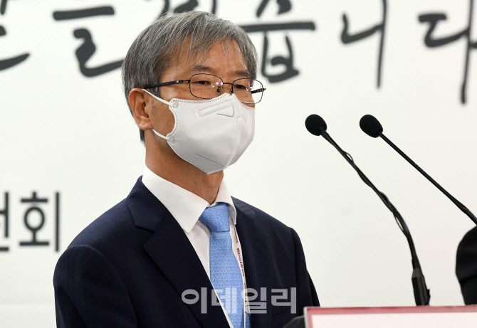 [포토]취재진 질문에 답변하는 이정식 고용노동부 장관 후보자