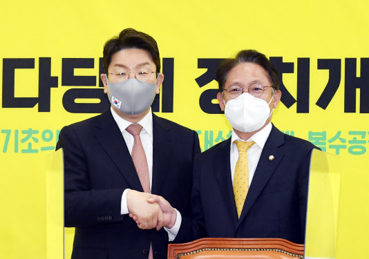 정의당 찾은 권성동 "독자노선 고수해달라"…공동전선 모색