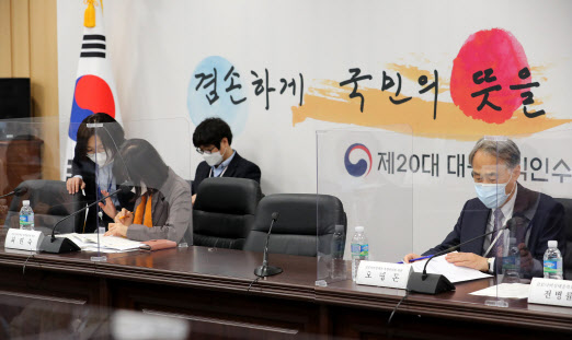 방역조치 대규모 완화에 제동 건 인수위…실외마스크 해제 반대