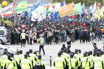 민노총, 도심서 수천명 불법시위…경찰 또 당했다