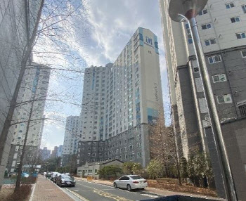 서울 아파트 낙찰가율 101.3%..3주째 100%대 