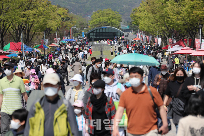 [포토]내일부터 사회적 거리두기 해제, '757일 만에 일상으로'