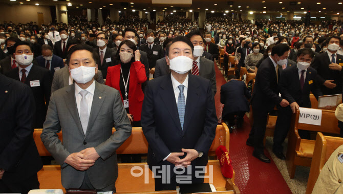 [포토]부활절 예배 드리는 윤석열 대통령 당선인