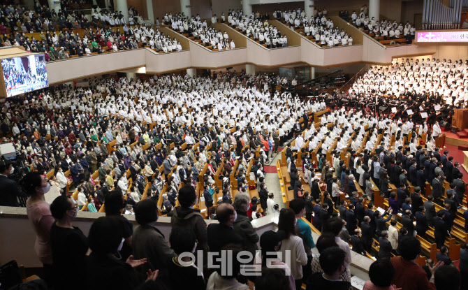 [포토]부활절 예배 드리는 교인들