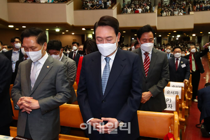 [포토]윤석열 대통령 당선인, 여의도 순복음교회 부활절 에배 참석