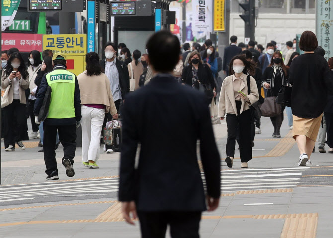 확진 4만 7743명, 68일만 5만↓…오늘부터 심야영업 가능(종합)