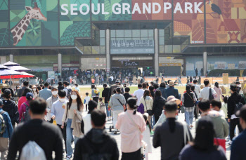 “다같이 걸리자는 건가”...거리두기 해제에 미감염자 '울상'