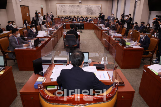 민주 '검수완박'법안 강행…졸속입법 지적에 "국회 우습냐"