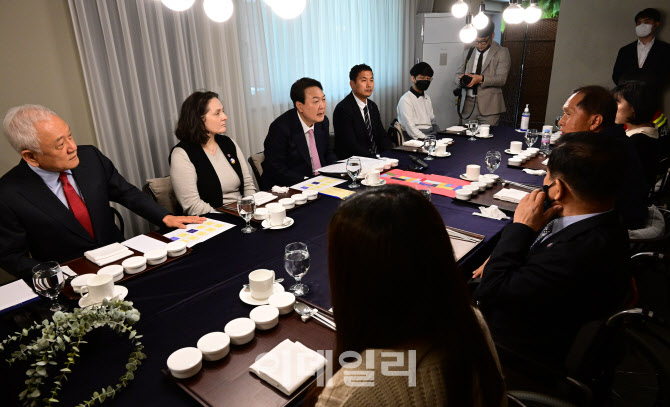 [포토]경청 식탁 ‘고생 많으셨습니다’에서 담소 나누는 윤석열 당선인