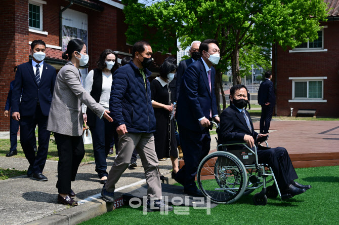 [포토]재난·안전사고 피해자 및 유가족 휠체어 미는 윤석열 대통령 당선인