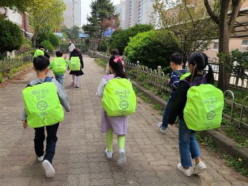 "뛰지 말고 걷자"…구리시, 초등생 안전위한 '가방안전덮개' 지원