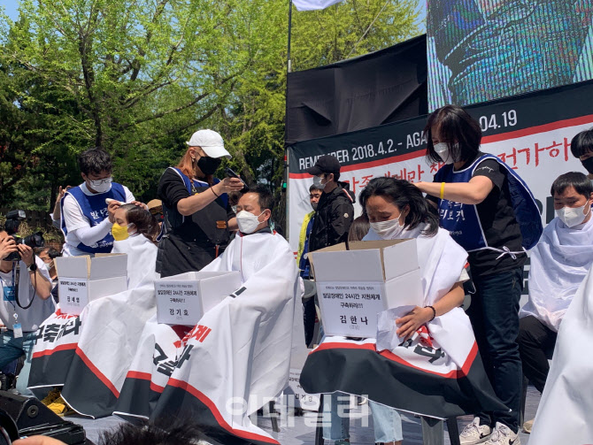 “아이 놔두고 편히 죽지 못해”…장애인 가족들의 삭발투쟁