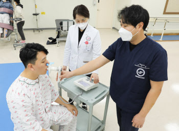 코로나19에서 회복된 후에도 계속 숨이 차면 폐기능 저하 의심해야