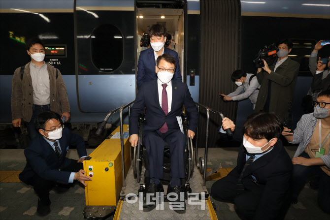[포토]이준석-이용성, '휠체어 리프트 시연'