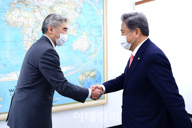 [포토]성 김 미국 대북특별대표와 인사 나누는 박진 외교부 장관 후보자