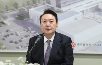 광주 찾은 尹 "인공지능 중심 도시로 크도록 적극 지원"
