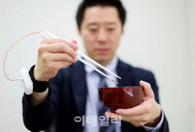 일 교수, 짠맛 더하는 ‘전기 젓가락’ 발명