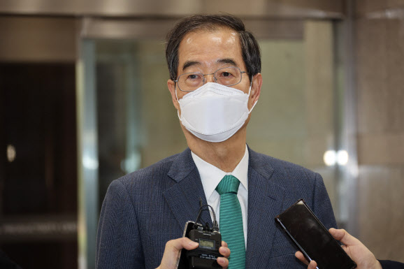 한덕수, ‘점술 심취 의혹’에 “오늘의 운세 관심 수준”