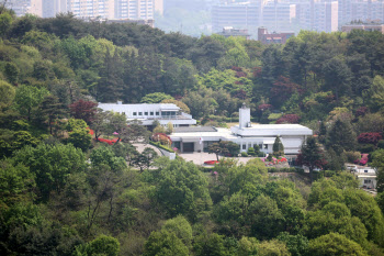 尹관저 외교장관 공관 확정…與 “관저쇼핑” vs 野 “흠집내기”