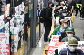 전장연, 출근길 지하철 시위 잠시 중단…삭발식은 계속