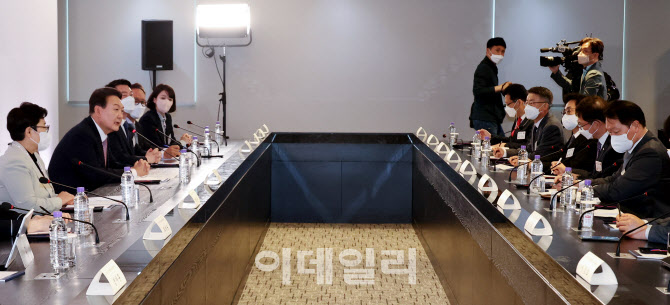 [포토]윤 당선인 “백신 연구에 먹거리, 보건, 안보 다 담겨…적극 지원”